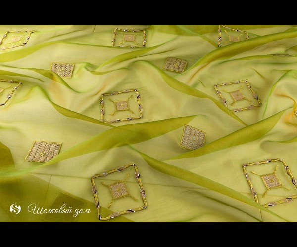 Зелёная шёлковая органза с вышивкой и зеркалами хамелеон